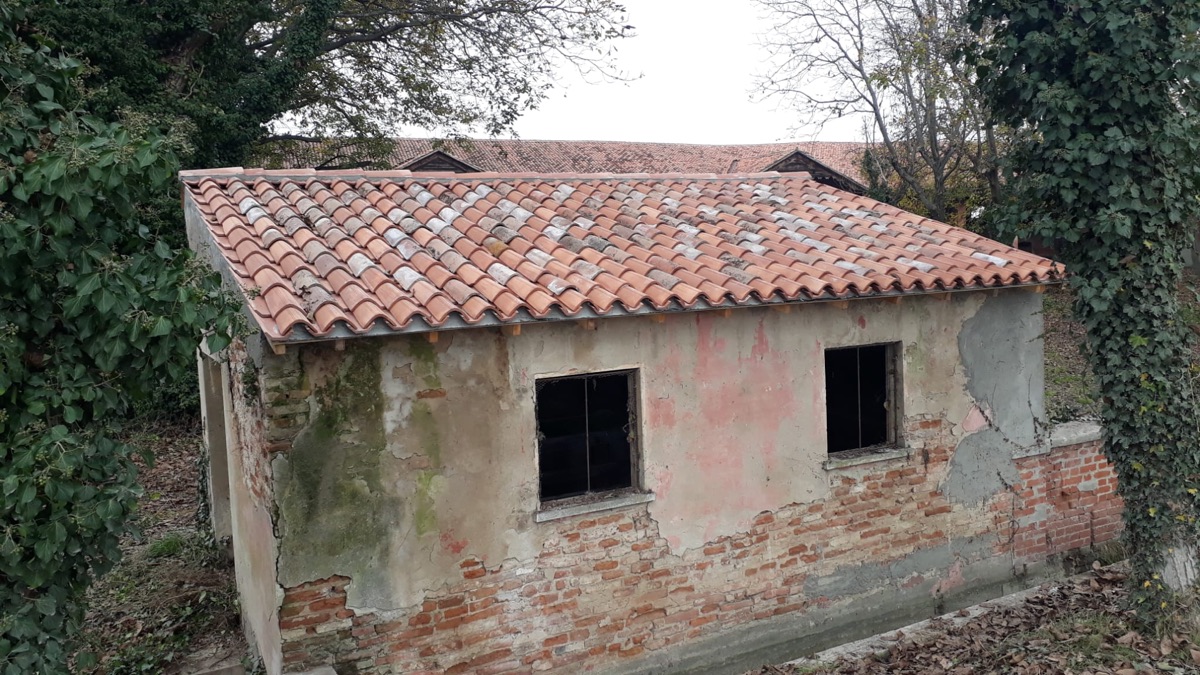Il fabbricato rurale con il nuovo manto di copertura in coppi