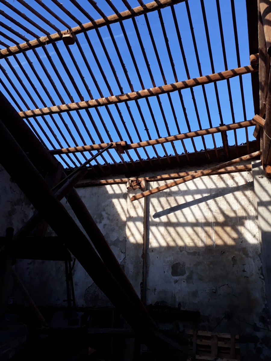 La copertura crollata vista dall'interno