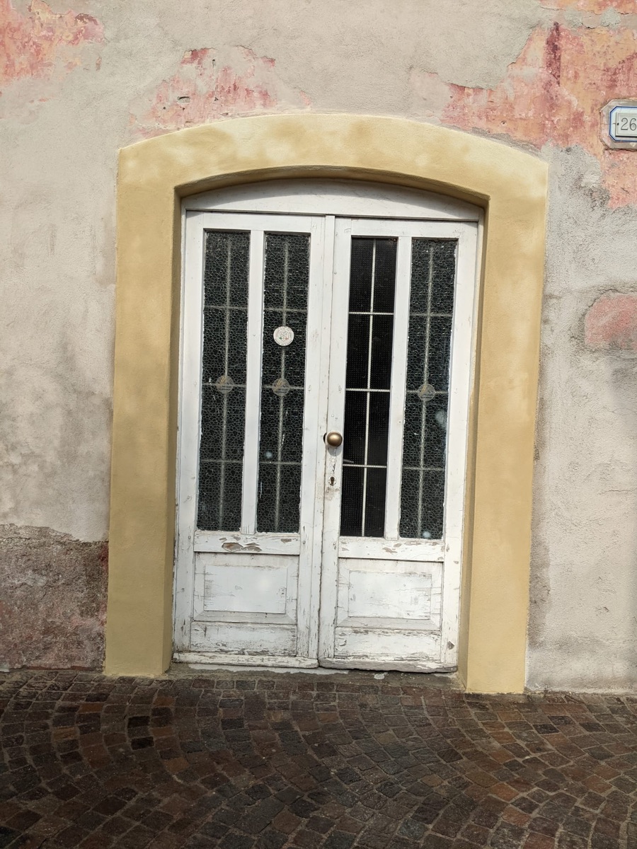 Il contorno in tufo dopo il restauro