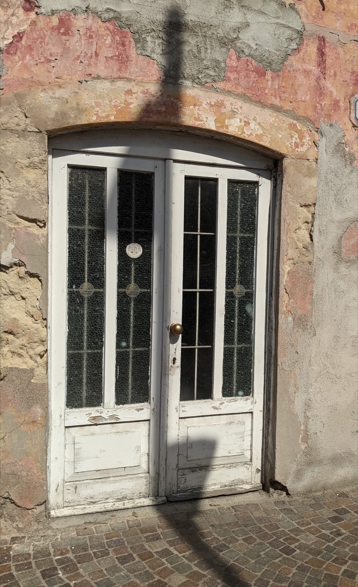 Il contorno in tufo con l'intonaco ammalorato, prima del restauro