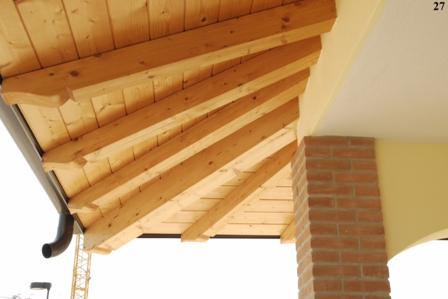 Copertura in legno con travi a vista