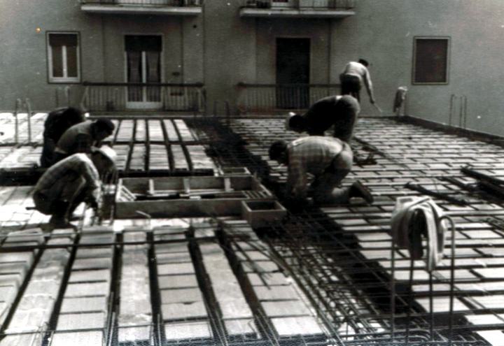 Operai durante la legatura delle armature metalliche, anni '60