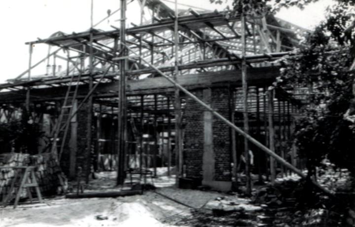 Cantiere con ponteggi in legno