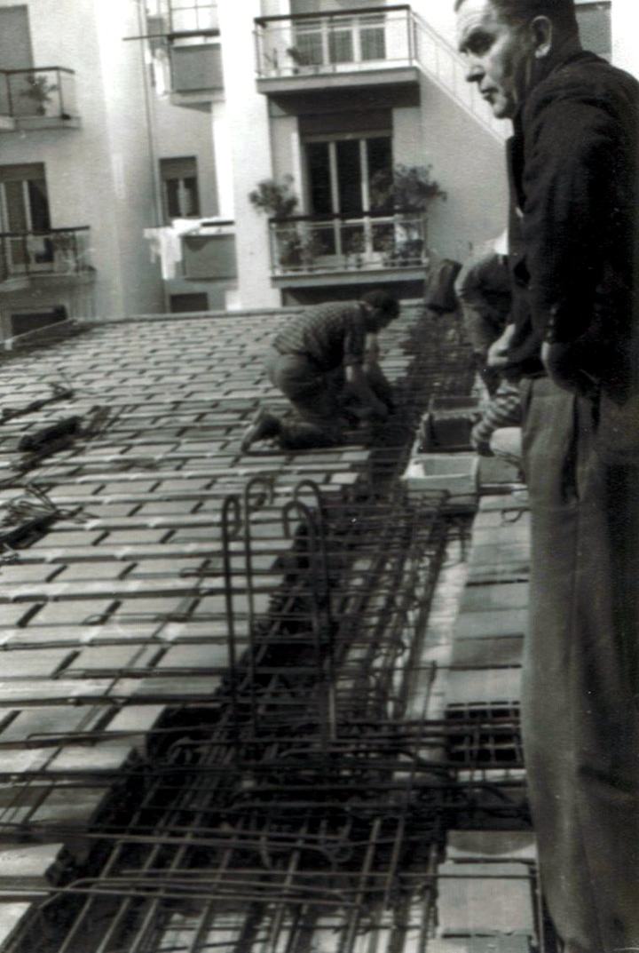 Il titolare Fusini Amedeo osserva le lavorazioni in un cantiere degli anni '60